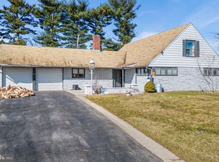 59 Four Leaf Rd, Levittown, PA 19056