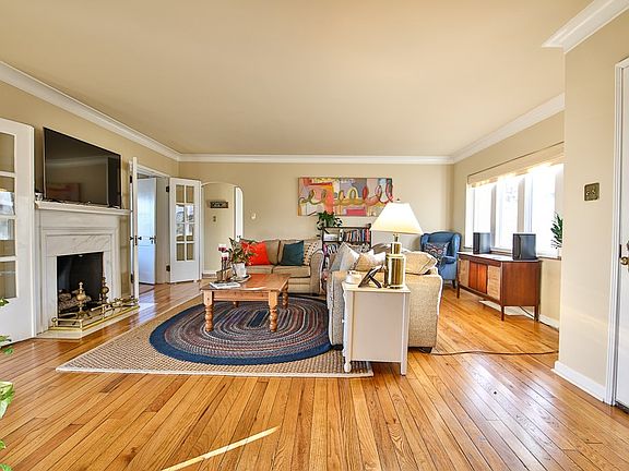5th image of 690 Hillcrest Dr