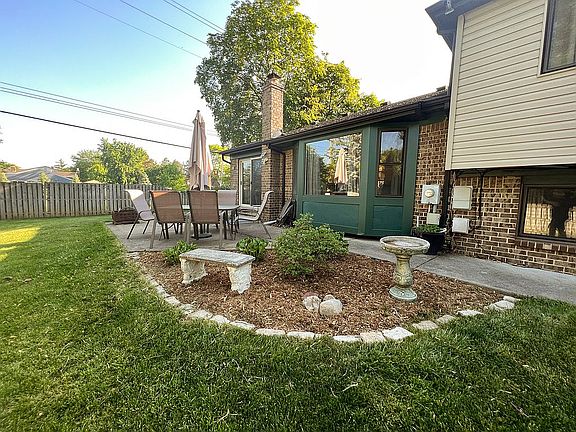 3rd image of 7226 Oaktree Ct