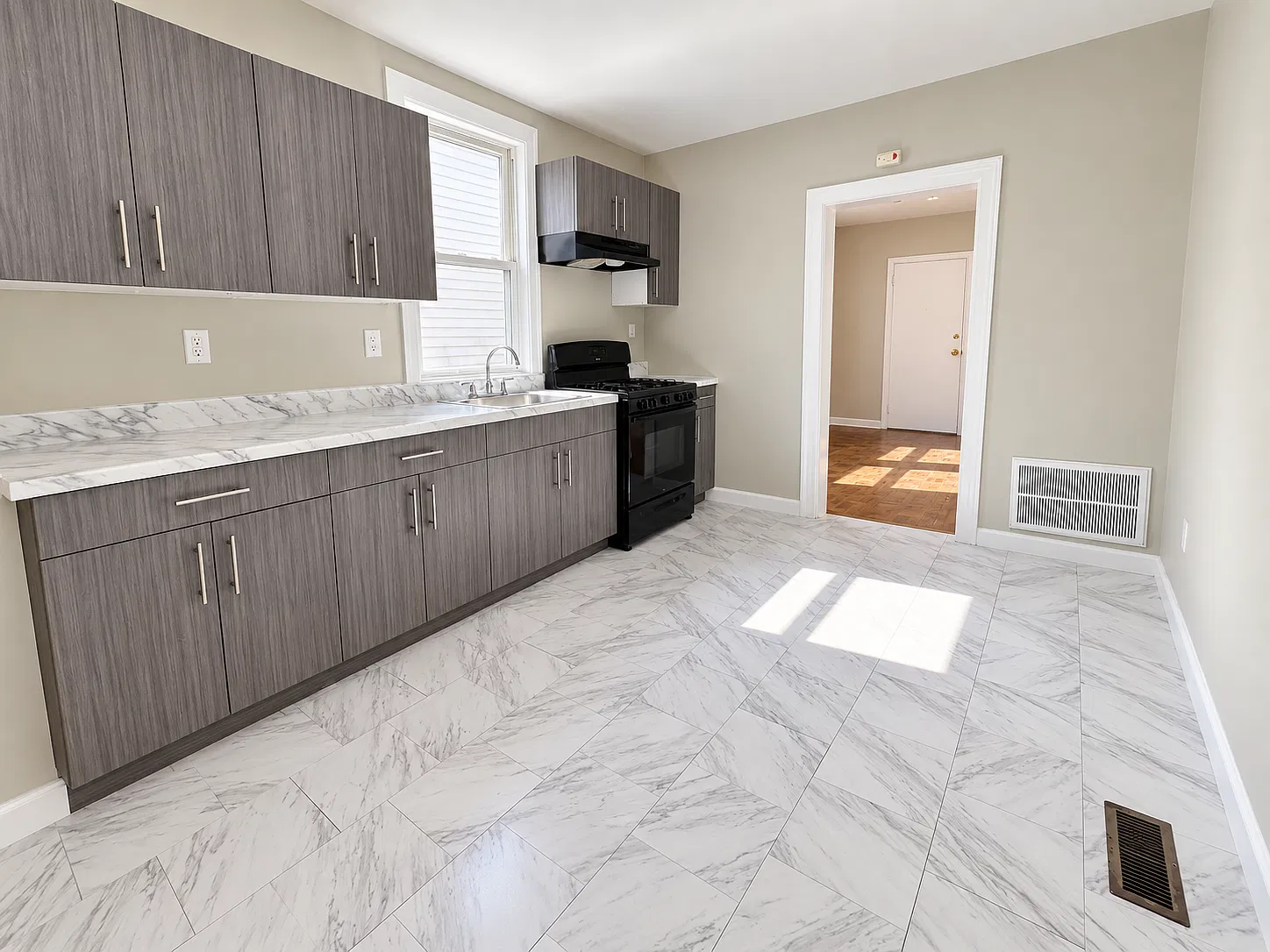 3 bed, 1200 sqft, $2,095 — Photo 1
