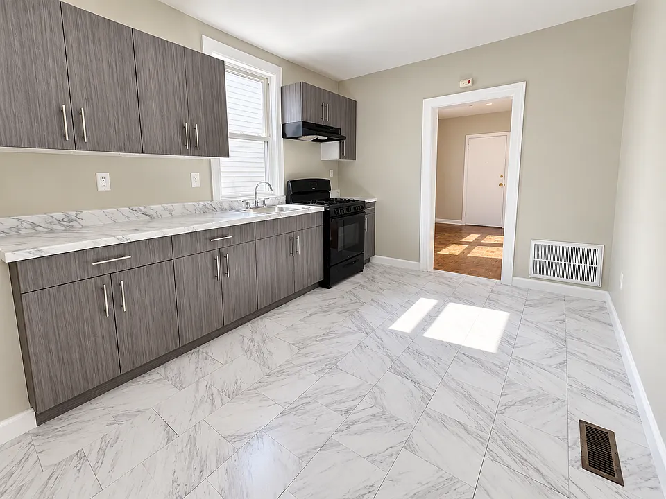 52 Welland Ave #2