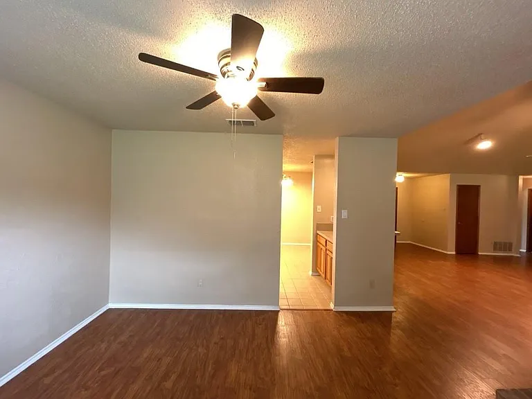 2412 Amber Hill Ln — Photo 4