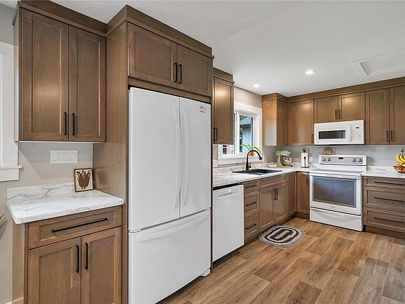 2nd image of 61 Maple Park Cir