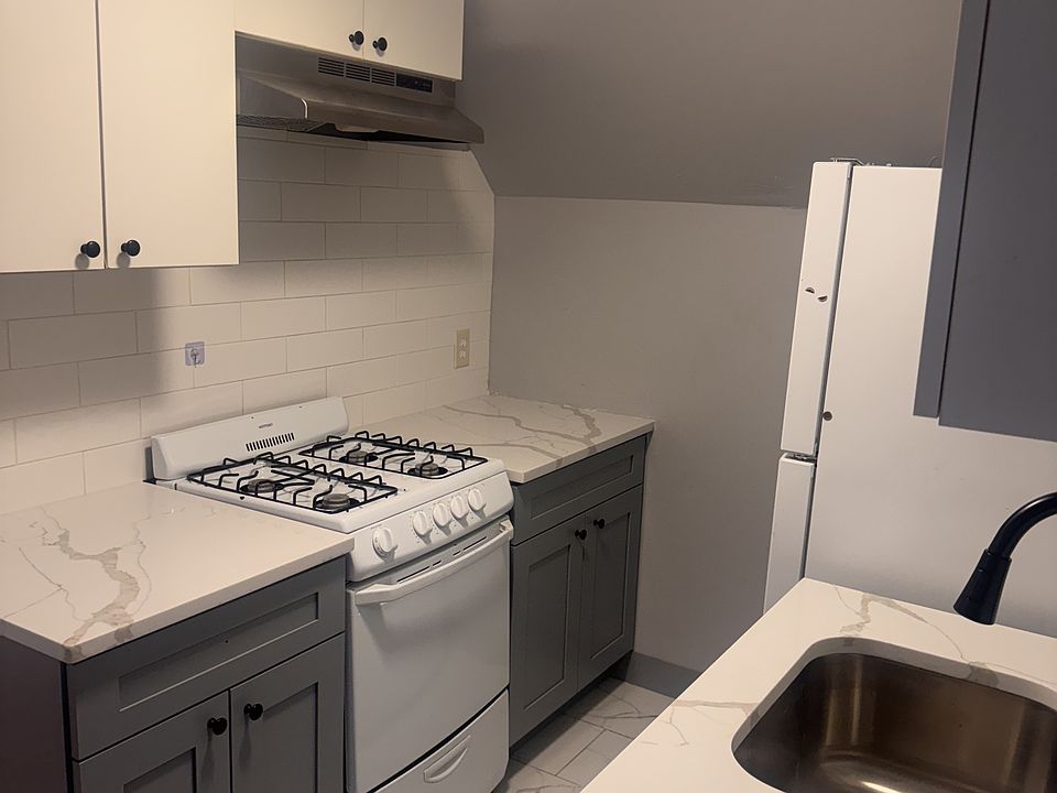 1st image of 125 Dewitt St #3B