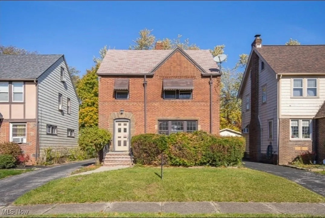 3575 Grosvenor Rd photo 1