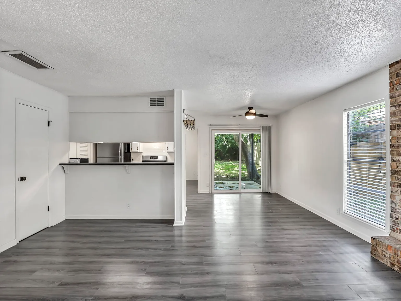 2 bed, 1.5 bath, 1130 sqft, $1,550 — Photo 2