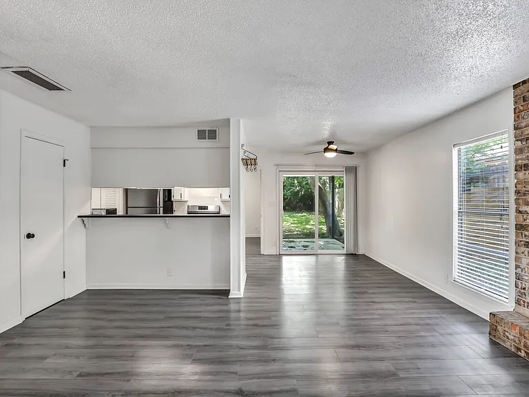 1403 Fairfield Dr #B — Photo 2