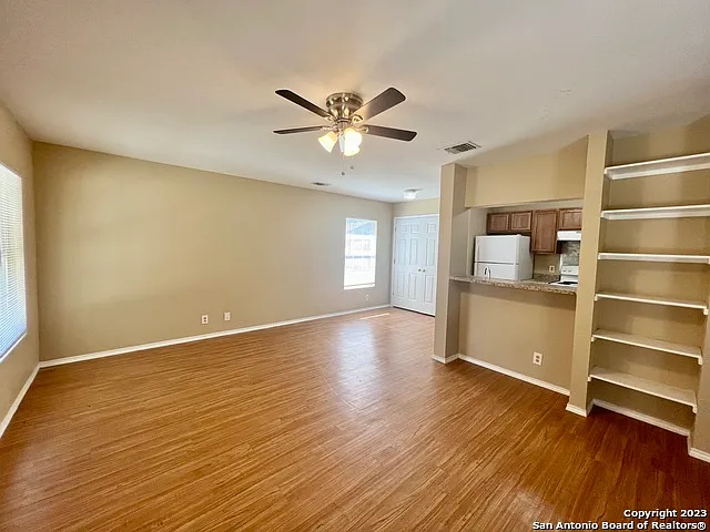 3 bed, 1.0 bath, 973 sqft, $1,050 — Photo 2