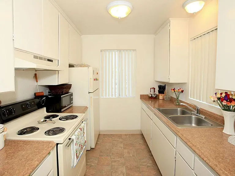Woodlawn Manor — Photo 16