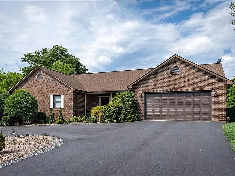 104 Woodsway Ct — Photo 1