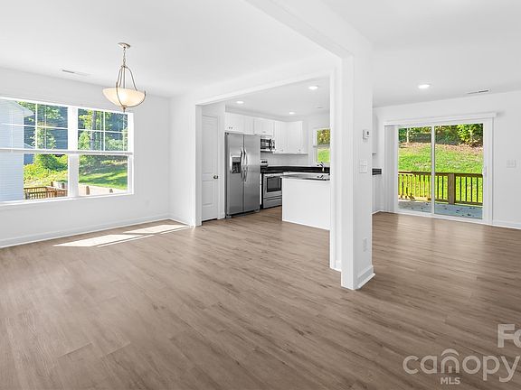 3rd image of 240 Valleybrook Ln