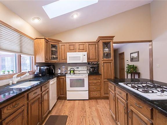 5th image of 230 Beechwood Dr