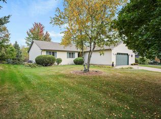 714 Cresthaven Dr, Cottage Grove, WI 53527