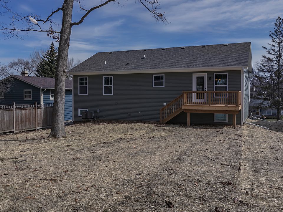 2nd image of 33200 N Cove Rd