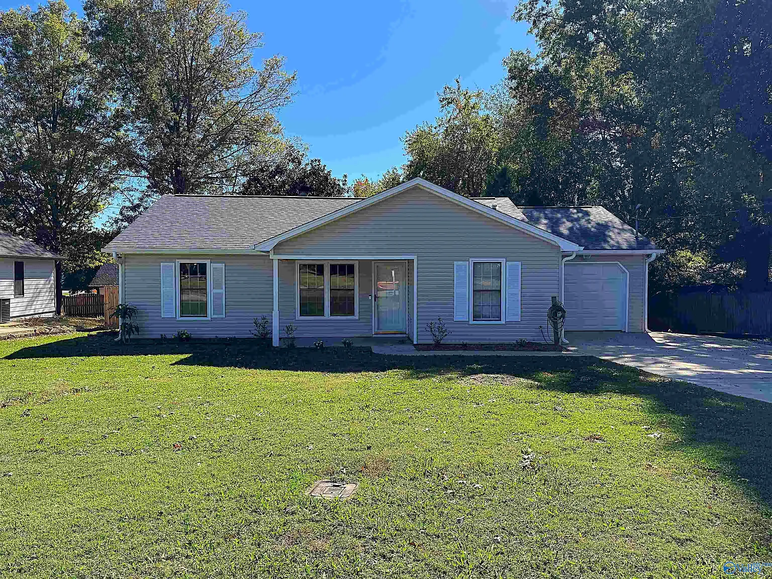 3 bed, 2.0 bath, 1294 sqft, $1,695 — Photo 3