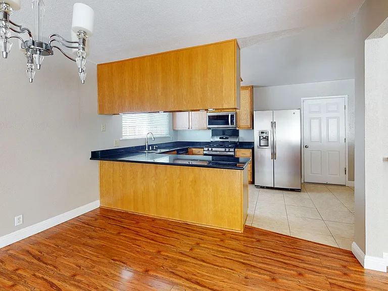 451 Springvalley Dr — Photo 5
