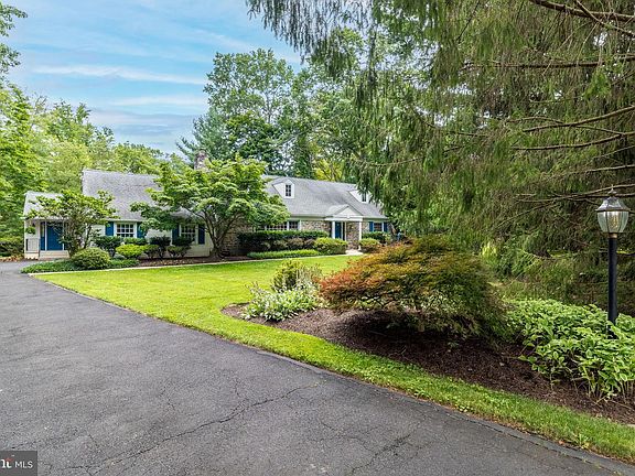 4th image of 732 Johns Ln
