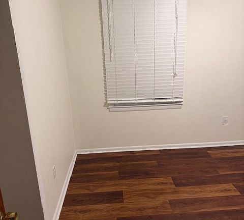3rd image of 5015 Greenway Ln