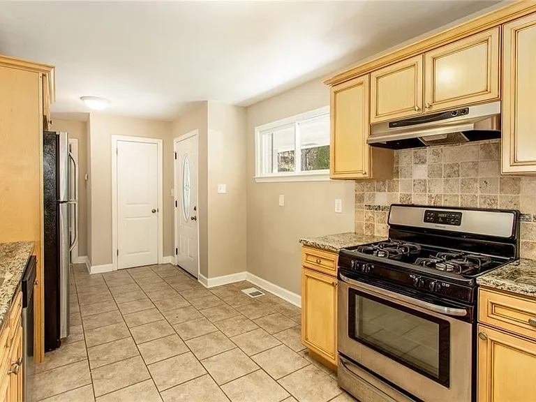 2720 Stonecreek Rd SE — Photo 9