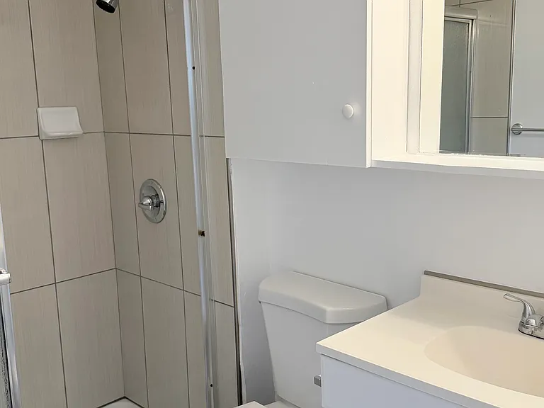 1143 Roewill Dr #6 — Photo 4