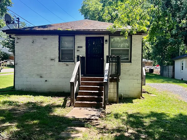 1208 Chester Ave — Photo 1