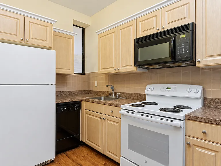 202 W 107th St #1W — Photo 5