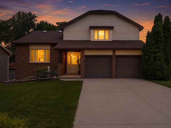 1697 Sunnyslope Dr, Crown Point, IN 46307