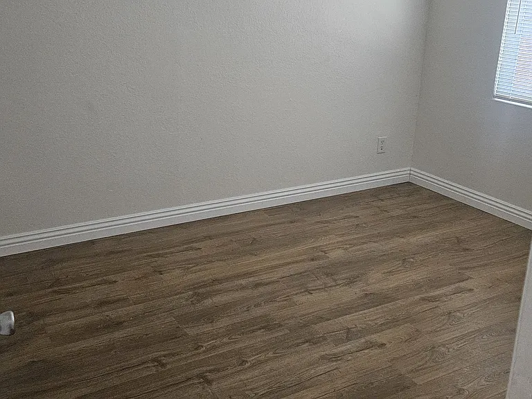 16427 Cajon St — Photo 7