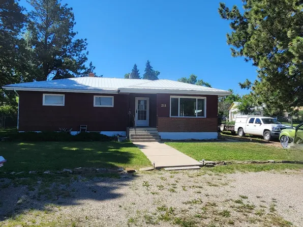 211 Hilger Ave, Lewistown, MT 59457