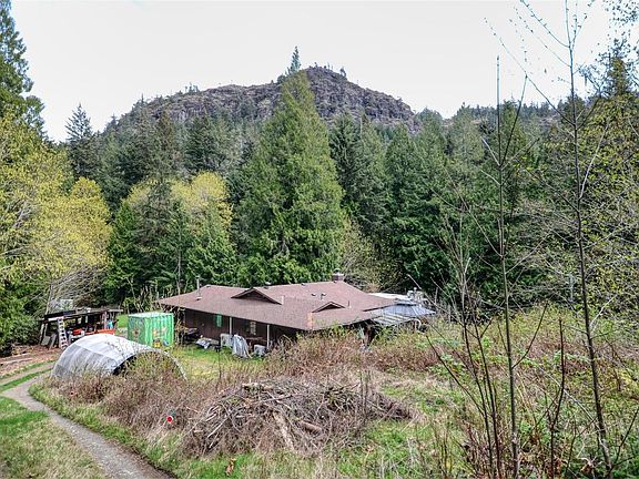 4th image of 3780 Sooke Rd