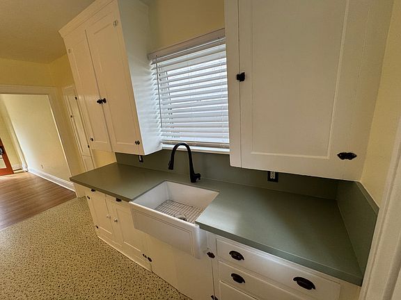 Farmhouse sink, granite counters