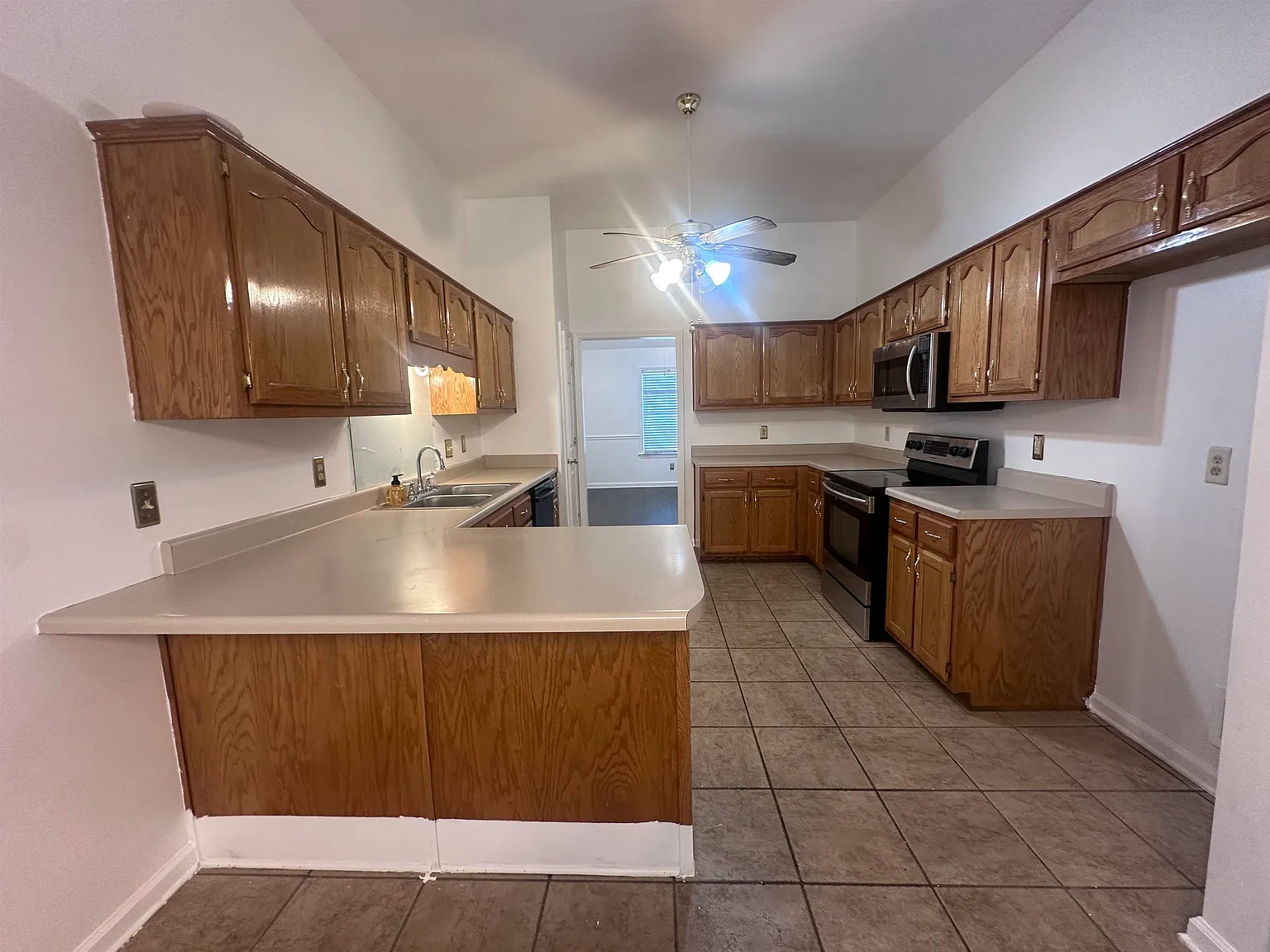 3 bed, 2.0 bath, 1862 sqft, $2,000 — Photo 2