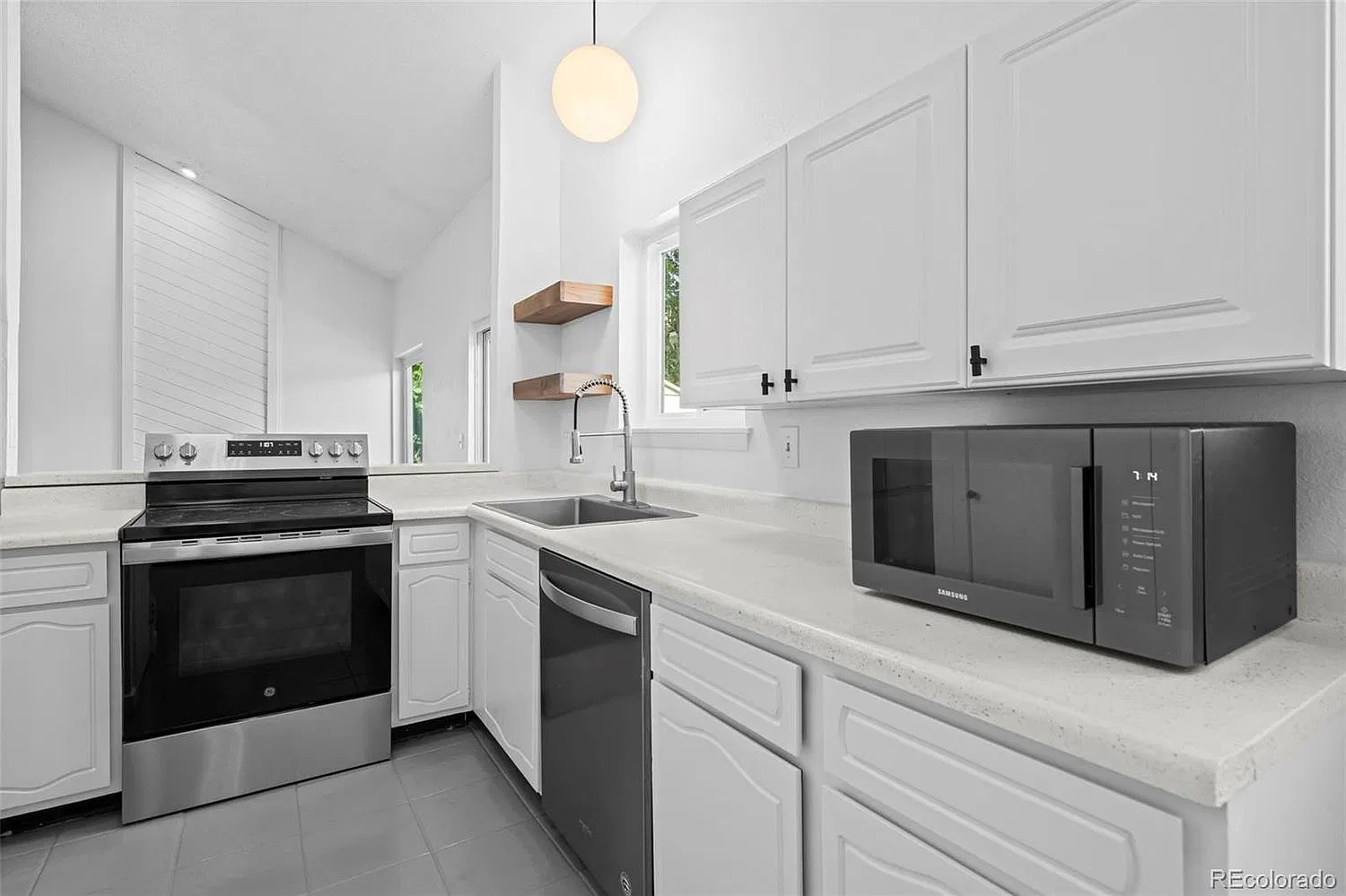 2 bed, 1058 sqft, $2,225 — Photo 1