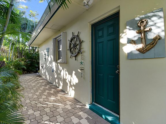 Lush, private entrance to cottage