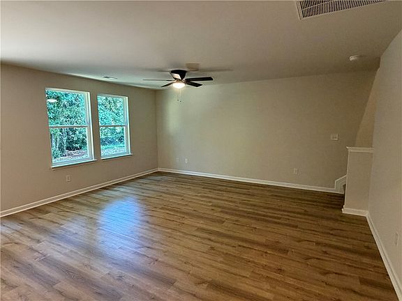 5th image of 902 Raymond Ave