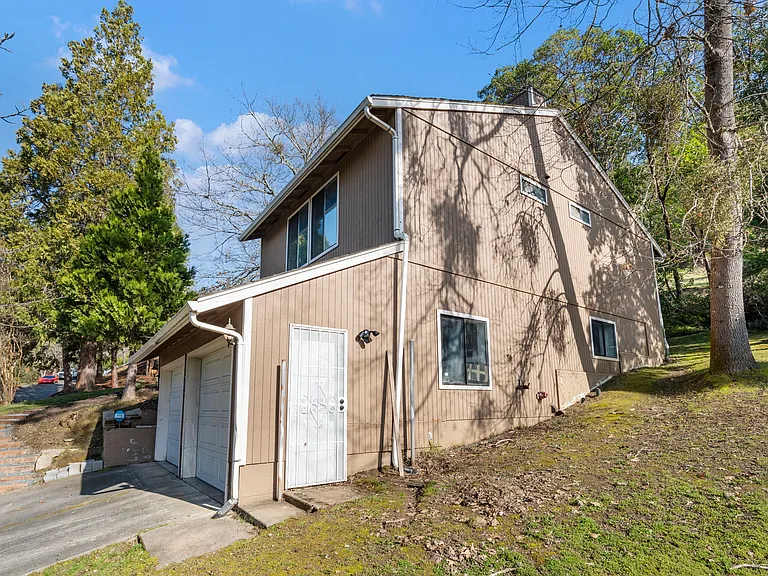 1634 NE Terrace Dr — Photo 13