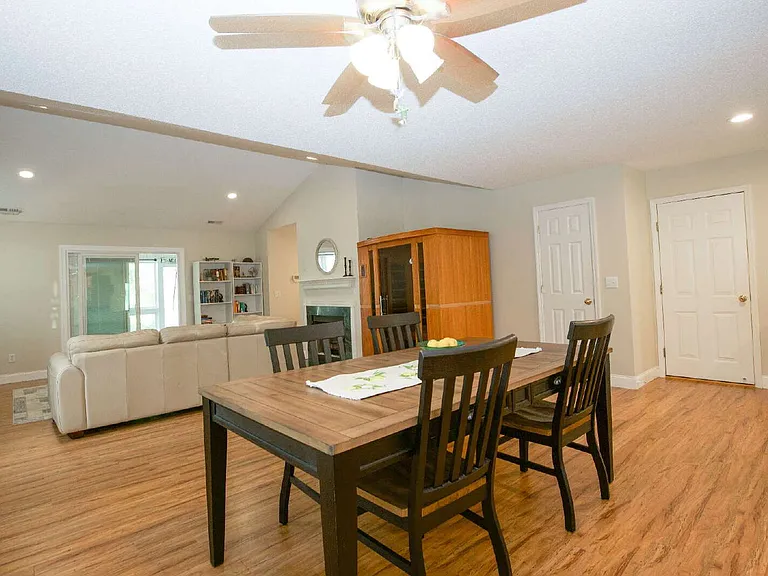 225 Adams Cir — Photo 10