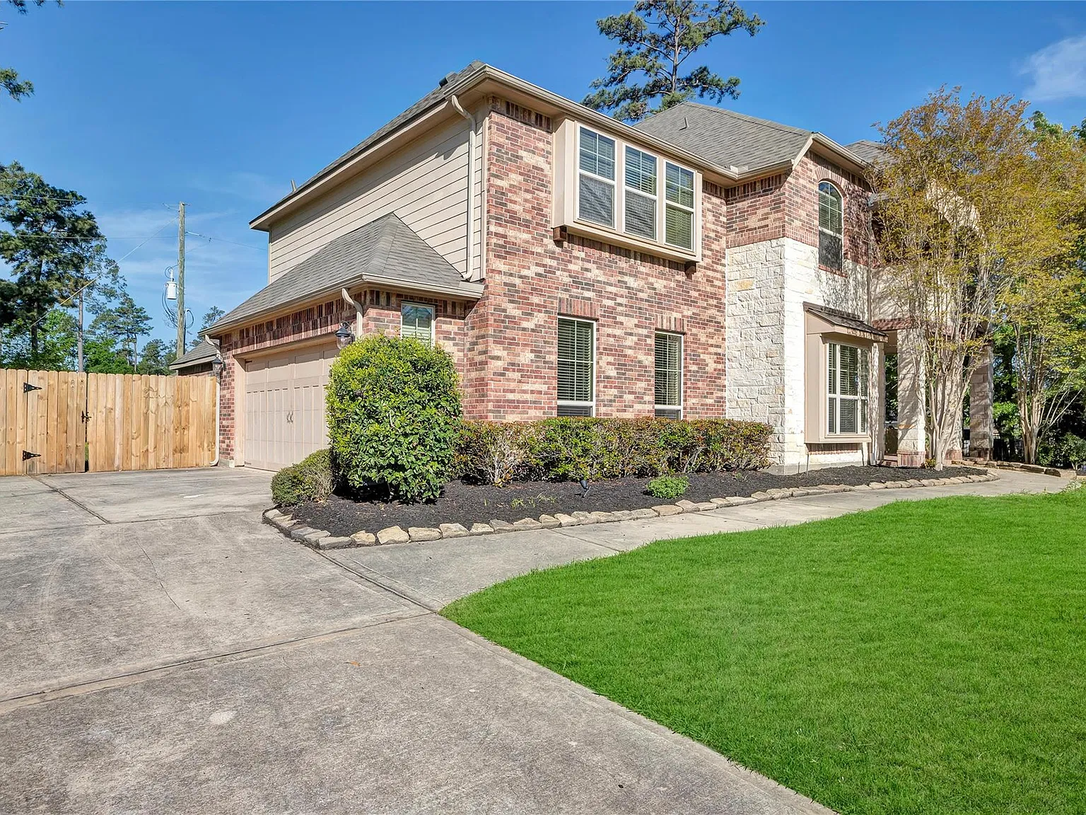 5 bed, 4.0 bath, 3808 sqft, $4,500 — Photo 2