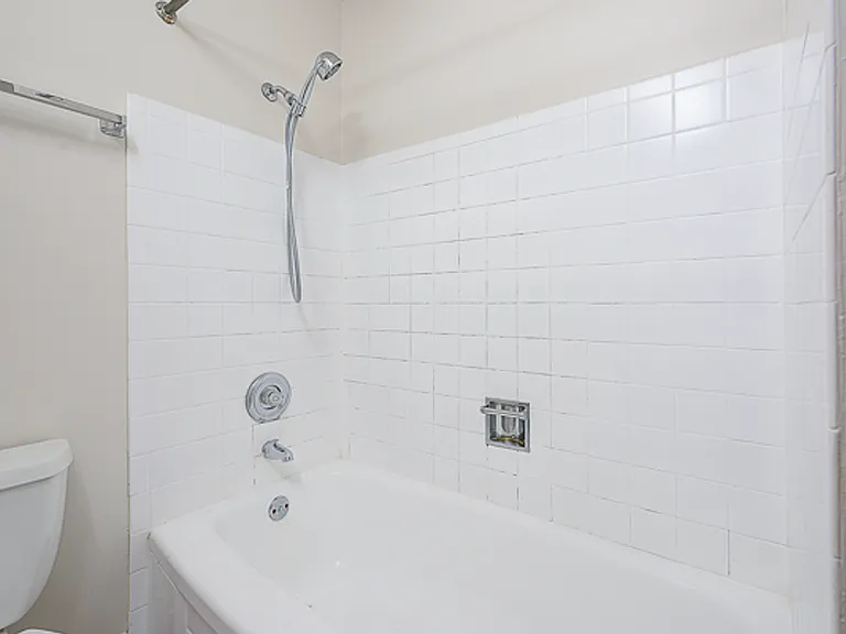 Aloha House Apartments — Photo 32