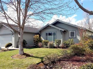 143 Country Hill Dr, Phoenix, OR 97535