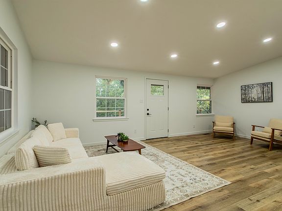 5th image of 63 Powhatan Dr
