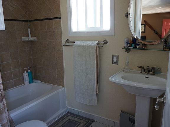 4th image of 1030 Custer Ave