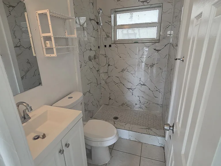 1305 NE 2nd Ave #4 — Photo 2