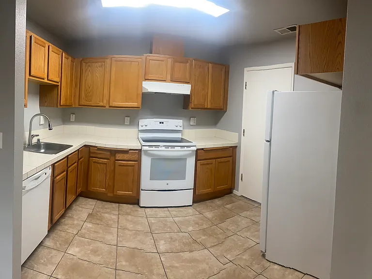 2460 Avignon Cir — Photo 9