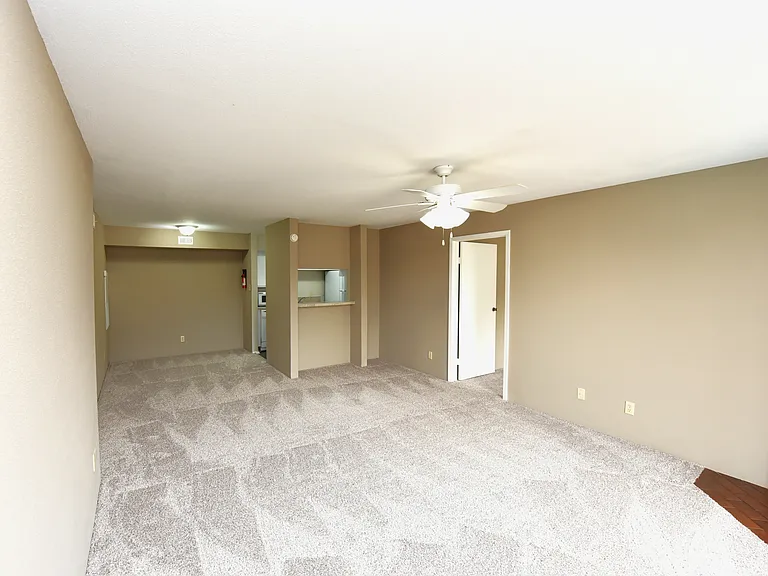 Wilshire Park Apartments — Photo 12