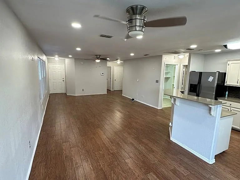 113 Park Ln E — Photo 3