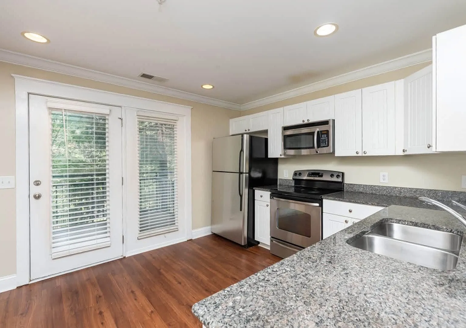 2 bed, 1120 sqft, $1,999 — Photo 4