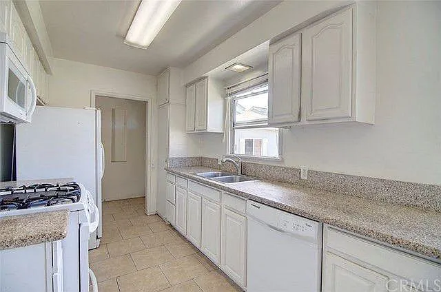 2195 Kellogg Park Dr — Photo 4
