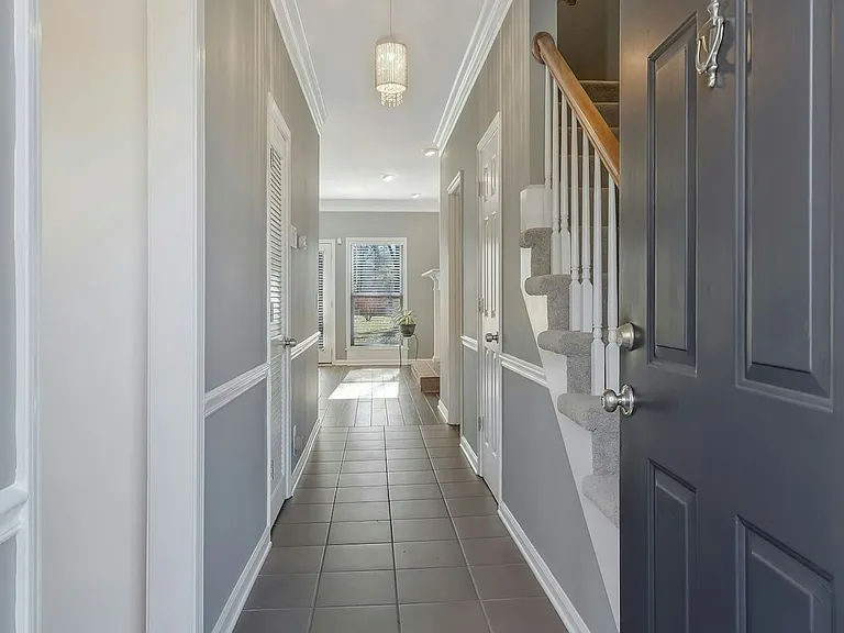 1005 Glendale Ln — Photo 4
