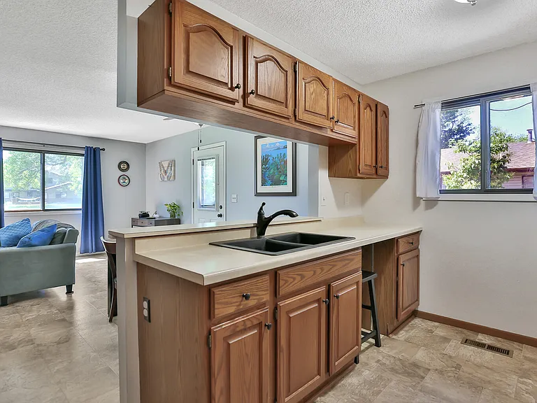 1271 Greenbriar Ct — Photo 8